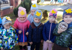 Dzieci stoją w ogrodzie z okazji "Święta Drzewa"